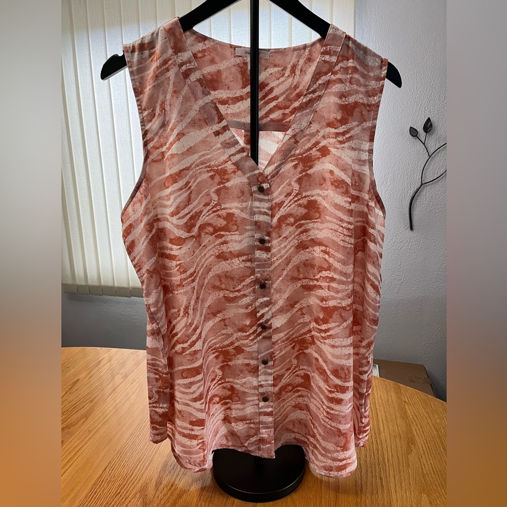 Women's Sleeveless Button-Down Top